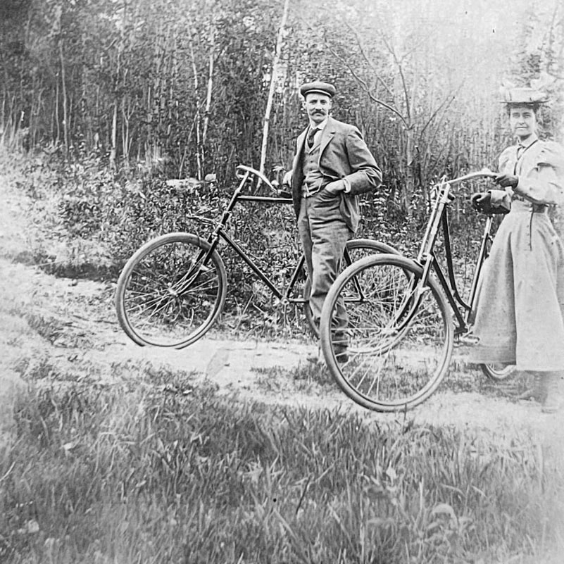 bicyclists-woods-edit