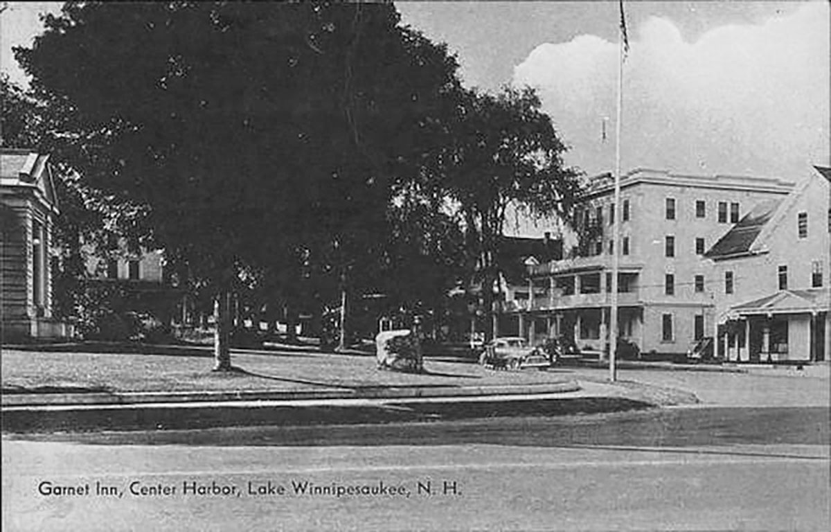 garnett-inn-bw-flagpole-corner-edit